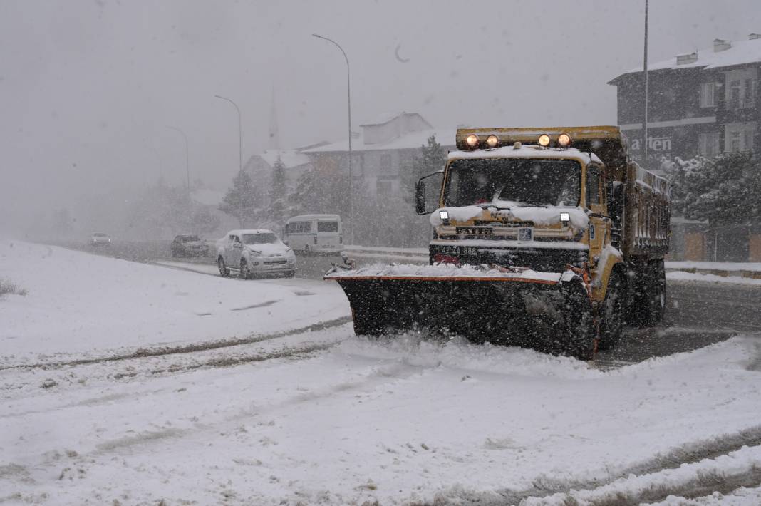 Konya’nın beyaz örtüyle kaplanan ilçesinde karla mücadele ediliyor 11